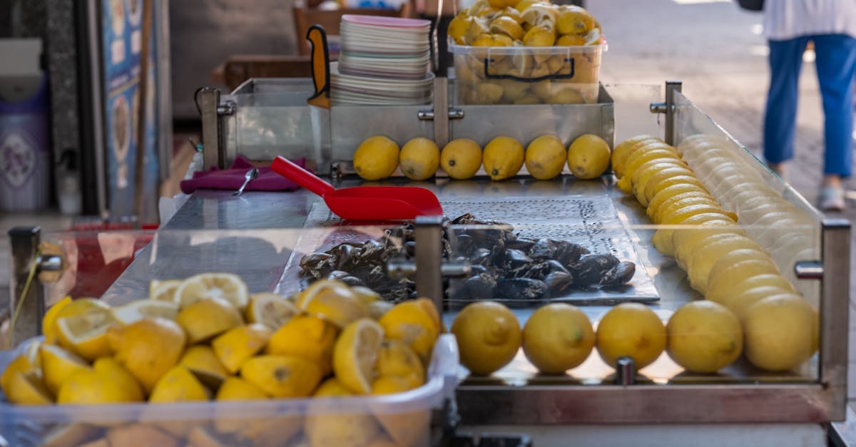 Street stall in İzmir showcasing fresh lemons and stuffed mussels, capturing vibrant market life.